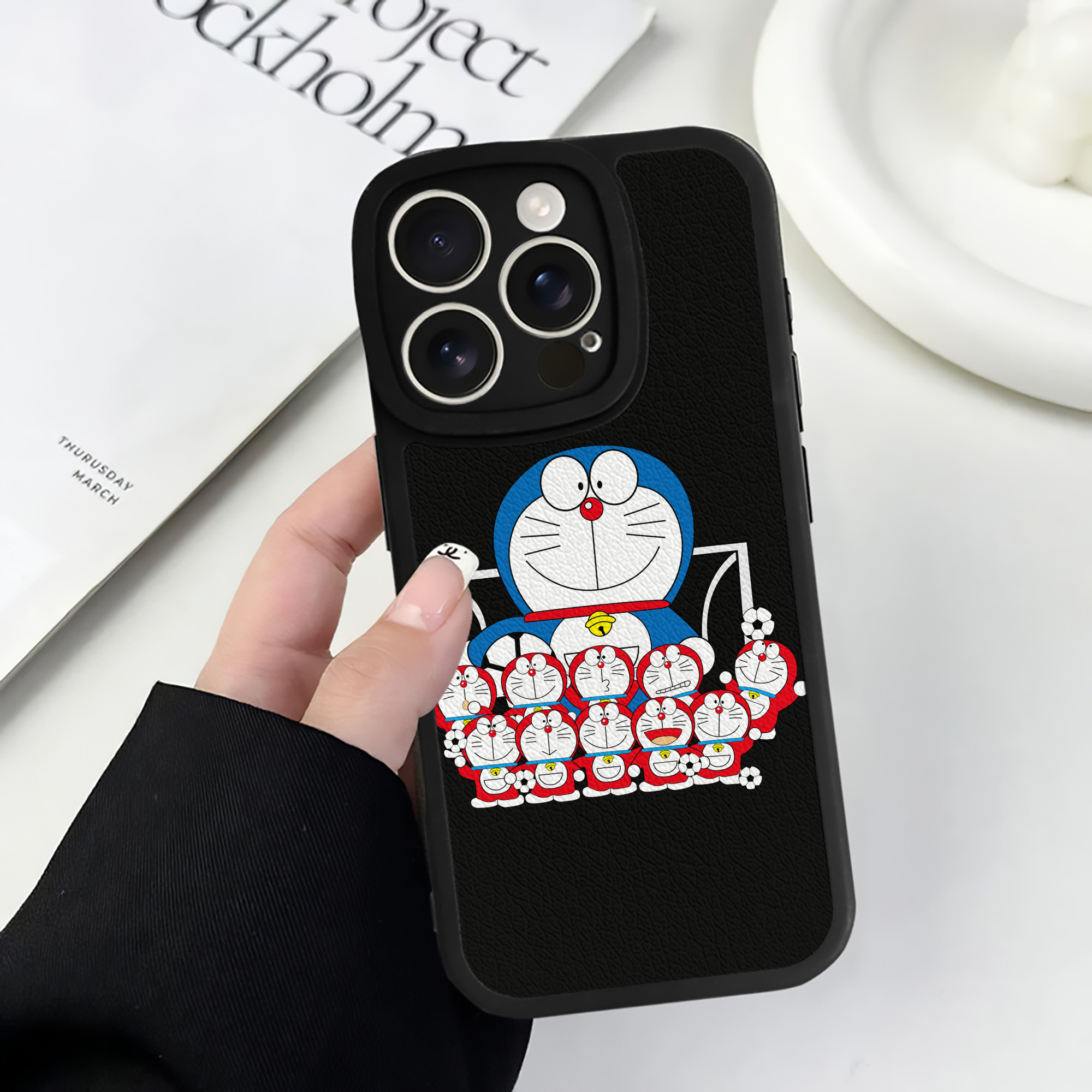 （画像用） ドラえもん Doraemon 【iPhone 16シリーズ対応】シリコンスマホケース（レザー調） 材質：シリコン